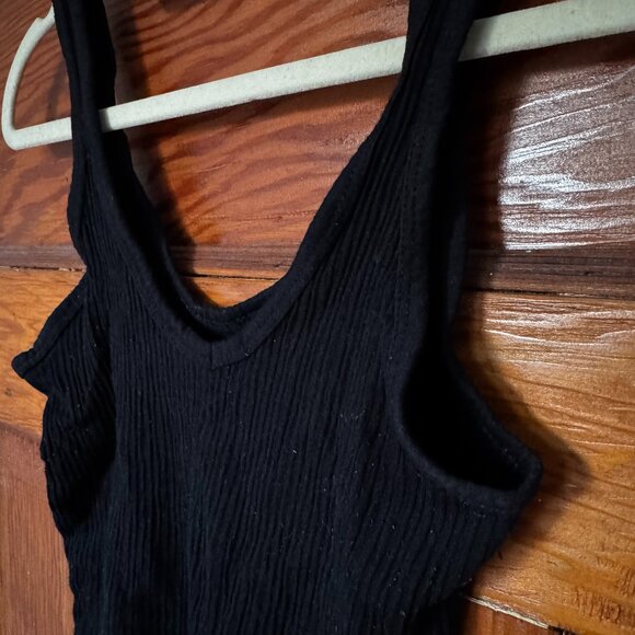 Black cropped V-neck tank top - Picture 1 of 3